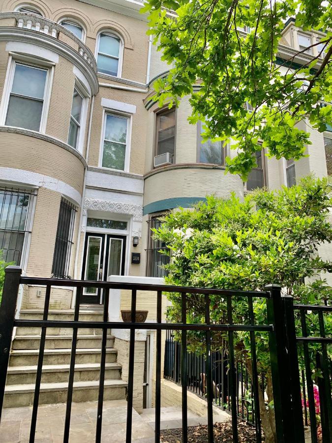 Classy Victorian Brownstone Subway Shopping Washington Exterior foto