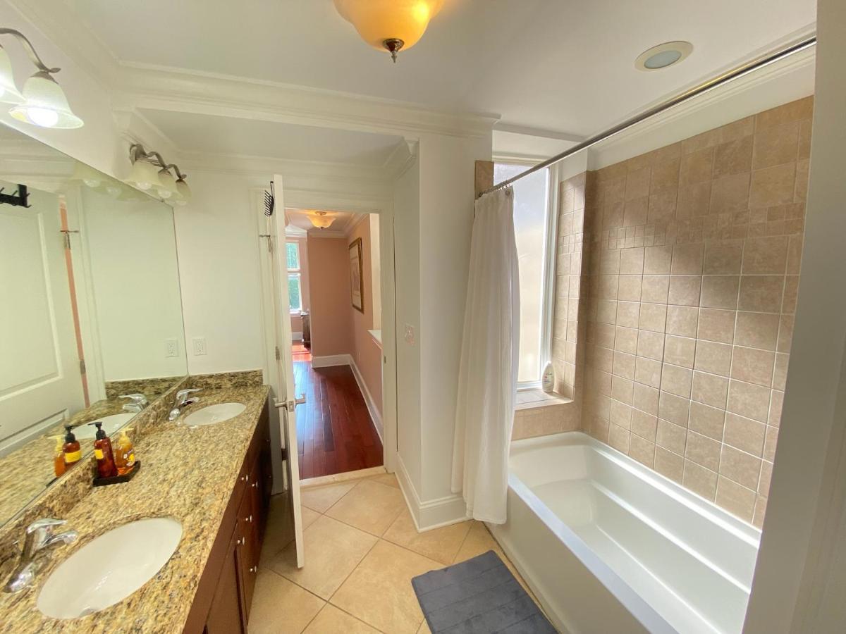 Classy Victorian Brownstone Subway Shopping Washington Exterior foto