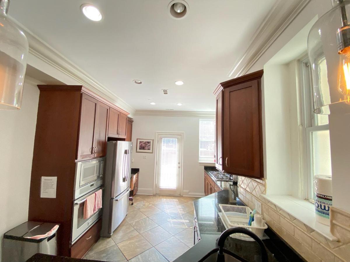 Classy Victorian Brownstone Subway Shopping Washington Exterior foto