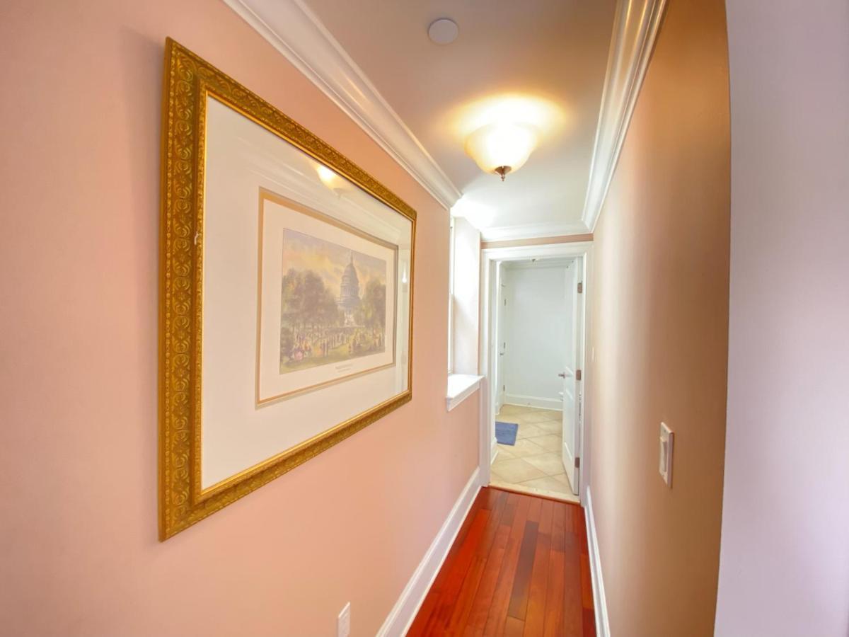 Classy Victorian Brownstone Subway Shopping Washington Exterior foto