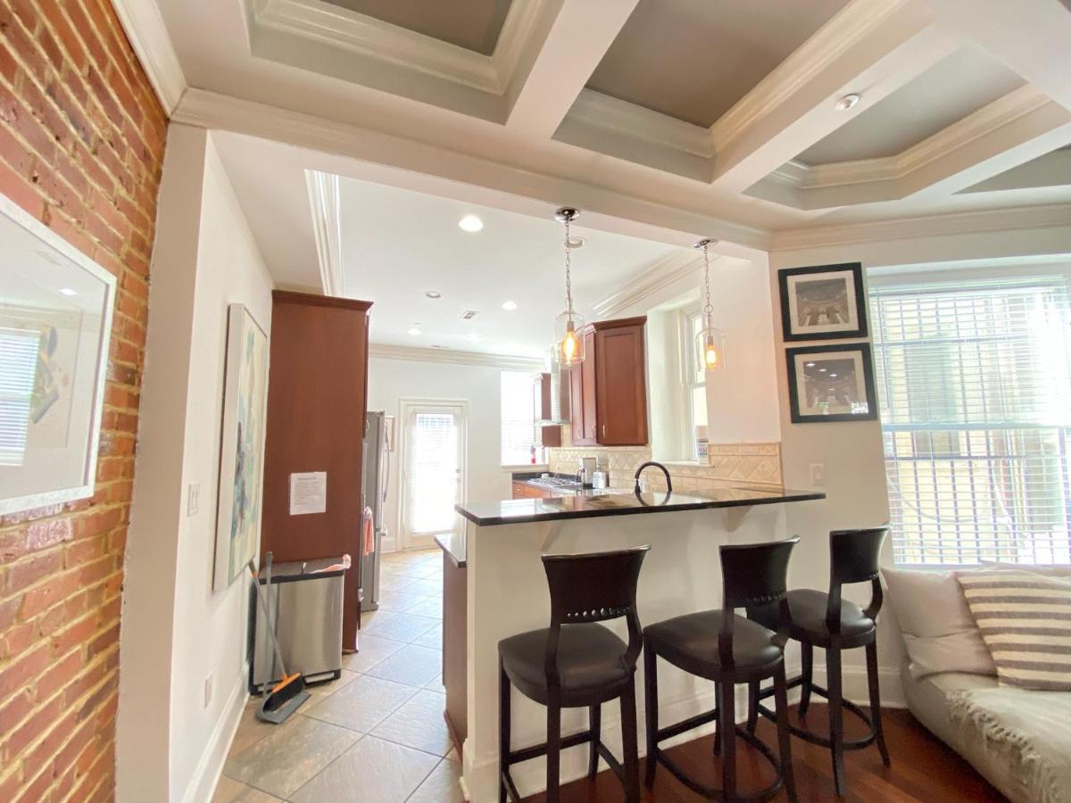 Classy Victorian Brownstone Subway Shopping Washington Exterior foto