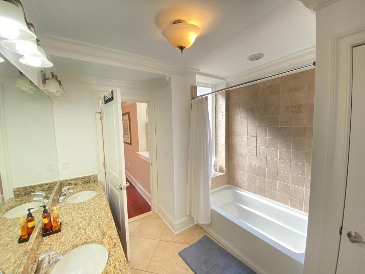 Classy Victorian Brownstone Subway Shopping Washington Exterior foto
